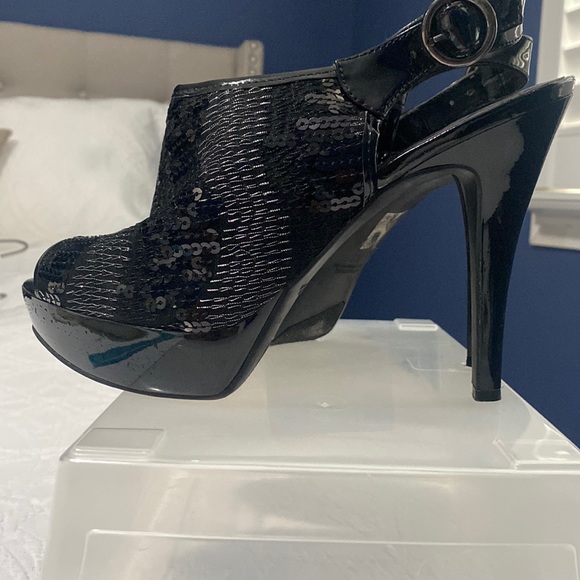 Black sequin and patent leather platform sandals . - Picture 2 of 5